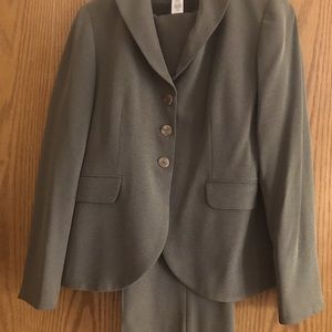 Jones New York Woman’s pantsuit